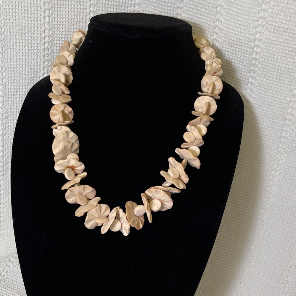 Natural Beige‎ Shell Necklace